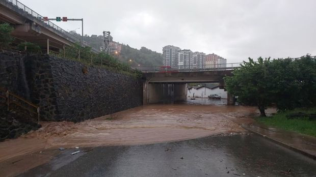 Trabzon'u sağanak vurdu, hastane tahliye edildi: 3 ilçede hayat durdu! - Resim : 3