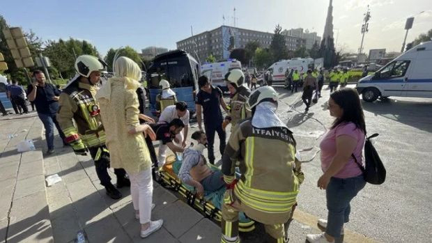 Ankara'da yolcu minibüsü ile otomobilin çarpışması sonucu 20 kişi yaralandı - Resim : 1