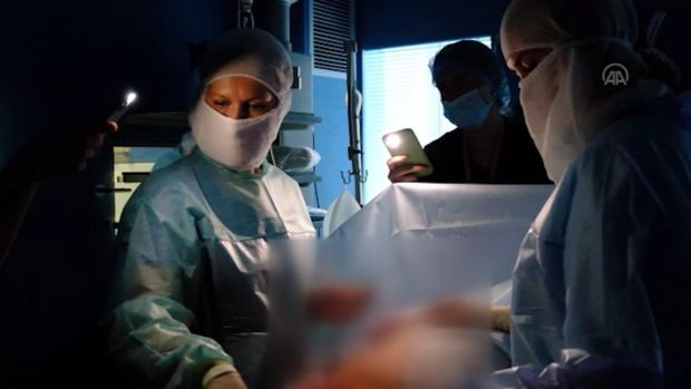 Ukrayna'da doktorlar telefon ışıklarıyla ameliyat yapıyor - Resim : 1