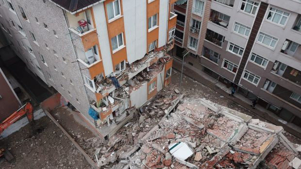 İstanbul'da yıkımı yapılan bina yan apartmanın üzerine çöktü! - Resim : 1