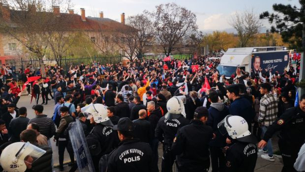 Ekrem İmamoğlu'na Erzurum'da taşlı saldırı! - Resim : 1