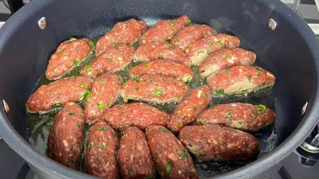 44 yıllık köfteci Nuri Usta köfteye lezzet katan sırrı açıkladı! Köfte asla sönmüyor ve dağılmıyor - Resim : 3