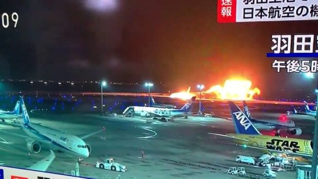 Tokyo'da korkunç kaza! İki uçak pistte çarpıştı: 379 kişi bulunuyordu - Resim : 2