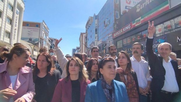 Van'da hava gergin!  Protesto eylemleri bugün de devam ediyor - Resim : 1