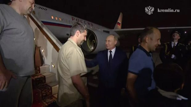 Putin, esir takasıyla Rusya'ya dönenleri karşıladı - Resim : 1