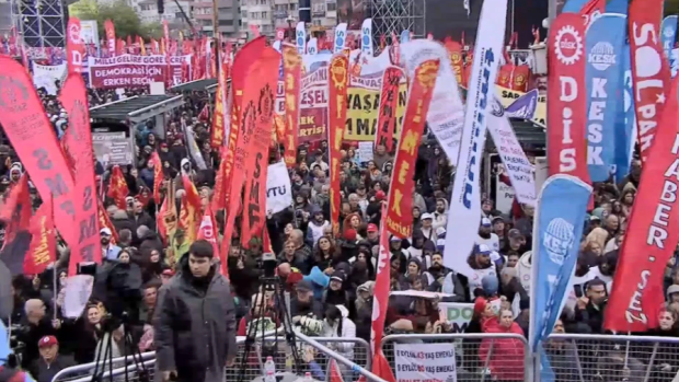 İstanbul'da 1 Mayıs: 384 kişi gözaltına alındı! - Resim : 1