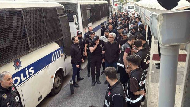 İstanbul'daki yolsuzluk soruşturmalarında gözaltına alınan 38 kişi adliyede - Resim : 1