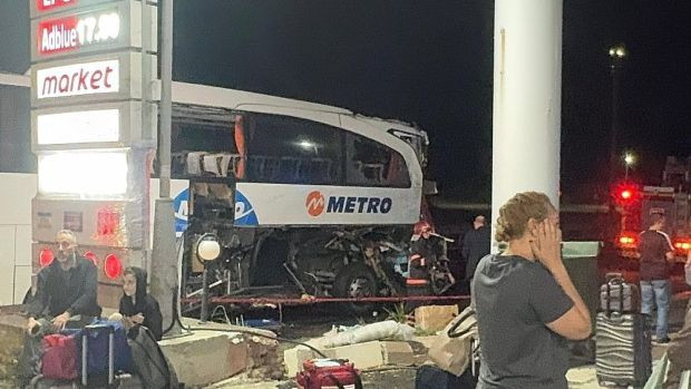 Sakarya'da yolcu otobüsü TIR'a arkadan çarptı: 2'si ağır, 13 yaralı - Resim : 2