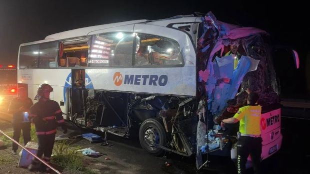 Sakarya'da yolcu otobüsü TIR'a arkadan çarptı: 2'si ağır, 13 yaralı - Resim : 1