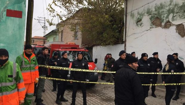 Konya'da 2 katlı kerpiç bina çöktü: 3 kişi hayatını kaybetti! - Resim : 2