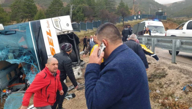 Isparta'da yolcu otobüsü devrildi: Çok sayıda yaralı var - Resim : 1