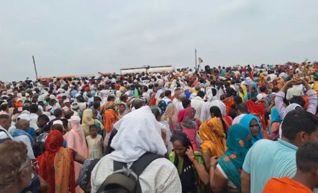 Hindistan'da ayin sırasında izdiham! En az 87 kişi hayatını kaybetti - Resim : 1