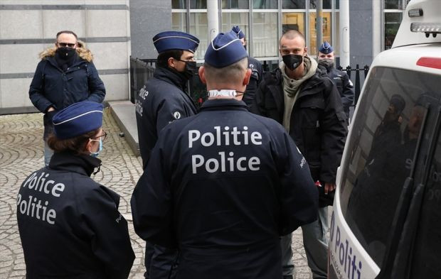 Avrupa Parlamentosu önünde aşı protestosu: 'Canlı yarasa' yemek isterken gözaltına alındı! - Resim : 1