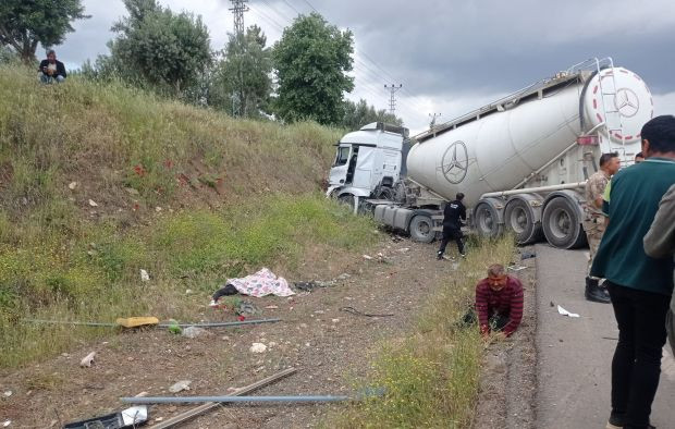 Gaziantep’te tır çarpıştığı yolcu minibüsünü biçti: 8 ölü çok sayıda yaralı var - Resim : 1