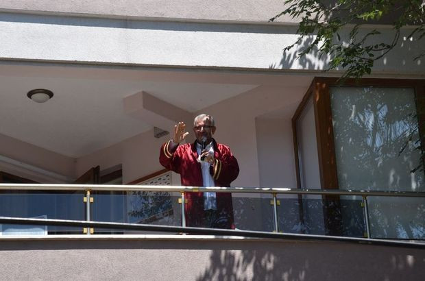 Koronavirüse yakalanan Belediye Başkanı evin balkonundan nikah kıydı - Resim : 1