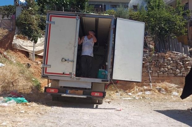 İzmir'de kamyonet kasasında hijyenden uzak kaçak kurban kesimi! - Resim : 1