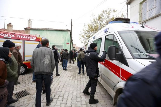 Konya'da 2 katlı kerpiç bina çöktü: 3 kişi hayatını kaybetti! - Resim : 1