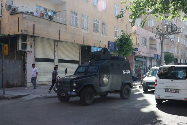 Dur ihtarına uymayıp polise ateş açtı! Diyarbakır'da polis memuru şehit oldu - Resim : 1