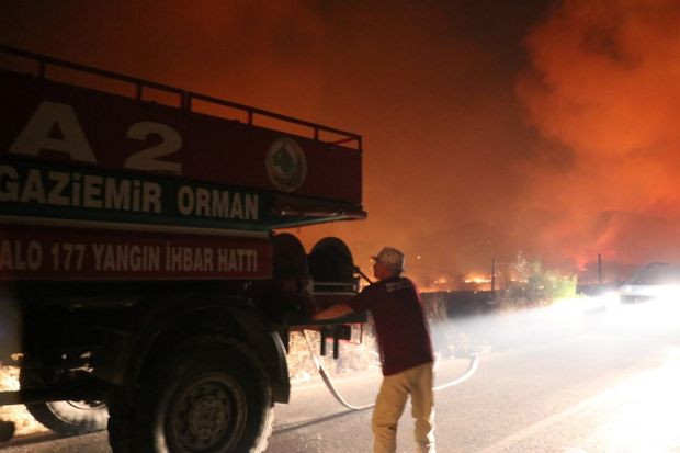 İzmir'de makilik alandaki yangın kontrol altına alındı - Resim : 1