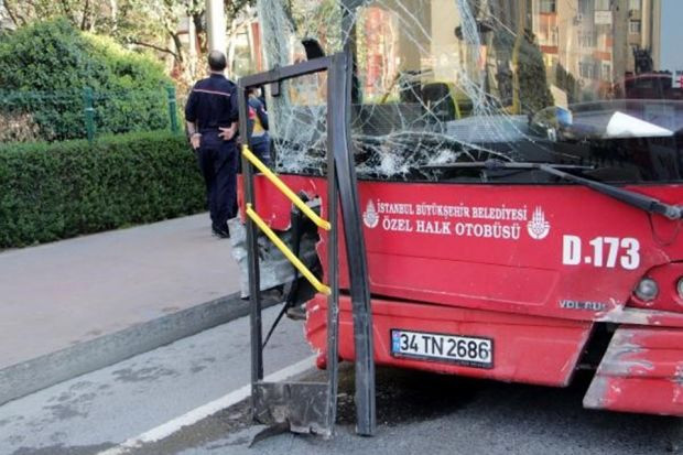 Beşiktaş'ta çift katlı İETT otobüsü kaza yaptı: 1 ölü - Resim : 1