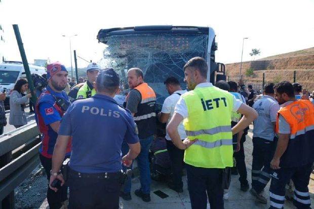 Küçükçekmece'de metrobüs kazası: 1 ölü, 2'si ağır 53 yaralı - Resim : 1