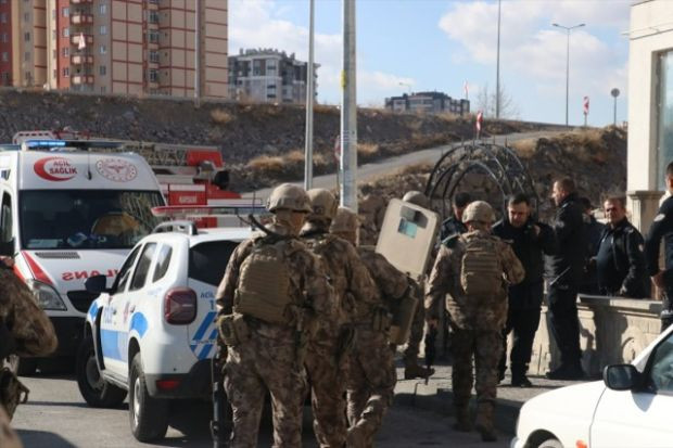 7 yaşındaki oğlunu vurup kendini eve kilitledi - Resim : 1