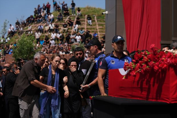 Ferdi Zeyrek'e veda: İlk tören Manisa Büyükşehir Belediyesi önünde yapıldı - Resim : 1