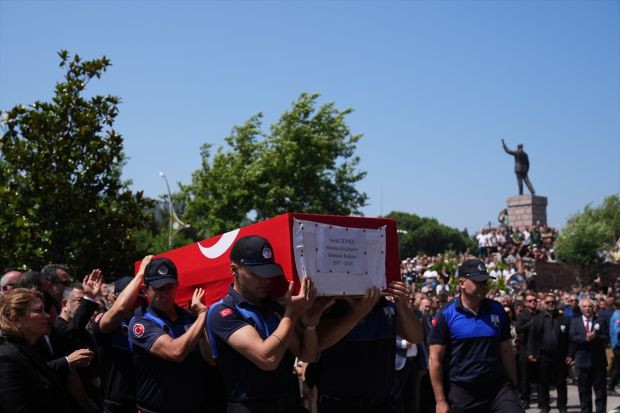 Ferdi Zeyrek'e veda: İlk tören Manisa Büyükşehir Belediyesi önünde yapıldı - Resim : 2