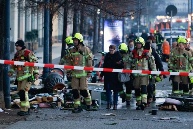 Almanya'da dev akvaryum patladı: 1 saat geç patlasaydı ölümler olabilirdi - Resim : 1