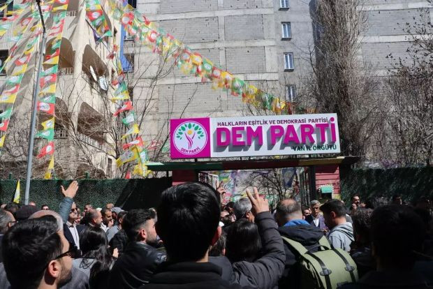 DEM Kazanmıştı AK Parti'ye geçti! Van sokakları karıştı! Polis müdahale ediyor - Resim : 3