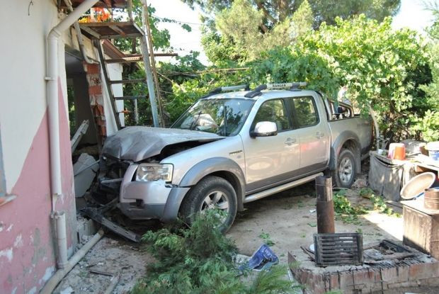İzmir'de kamyonet evin bahçesine girdi: 1 ölü! - Resim : 1