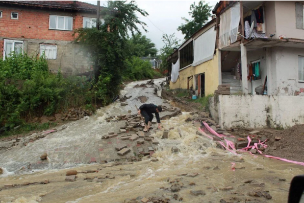 Batı Karadeniz'de şiddetli yağış: Taşkın riski tehlikeli boyuta ulaştı - Resim : 1