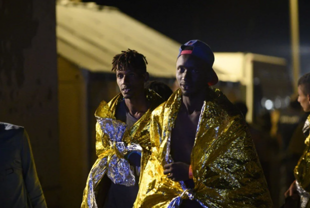 36 saatte 6 binden fazla göçmen geldi: Lampedusa Adası'nda acil durum ilan edildi - Resim : 1