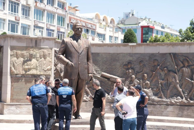 Kayseri’de Atatürk Anıtı’na baltalı saldırı: 2 kişi gözaltına alındı - Resim : 1