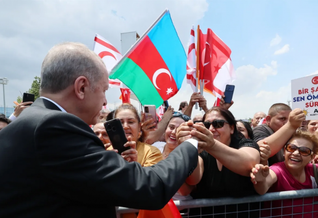 Sevgi gösterileri ile karşılandı! Cumhurbaşkanı Erdoğan'ın seçim sonrası ilk ziyareti KKTC'ye - Resim : 2