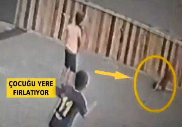 Çöp torbası gibi kaldırıp attı, arkasını dönüp gitti! 7 yaşındaki Eymen'in bilinci kapandı... - Resim : 1