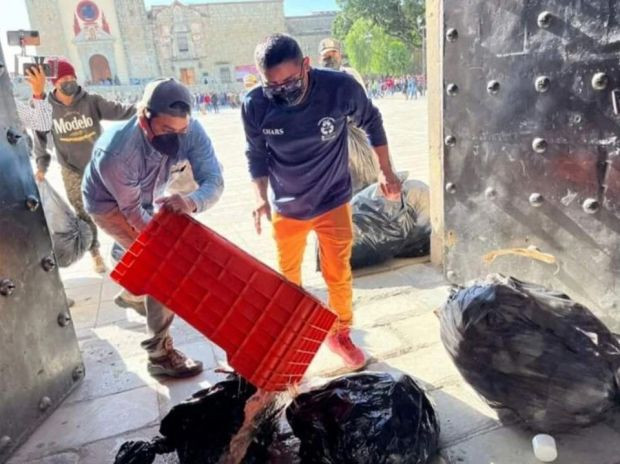 Temizlik işçileri, belediye binasını çöple doldurdu - Resim : 1