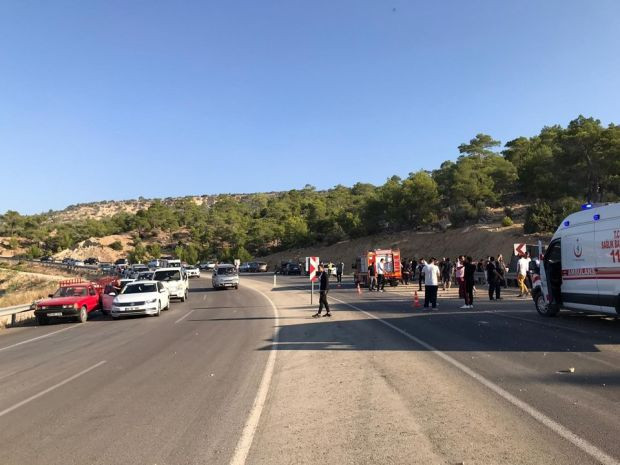 Mersin'de askerleri taşıyan otobüs devrildi: 4 şehit, 10 yaralı - Resim : 2