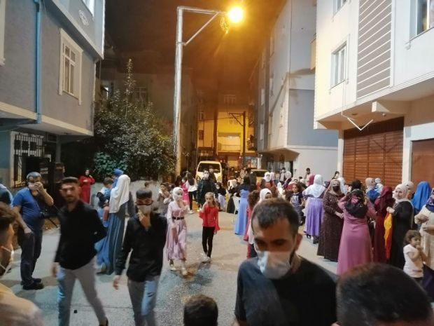 Bursa'da koronavirüs halayına polis baskını - Resim : 1