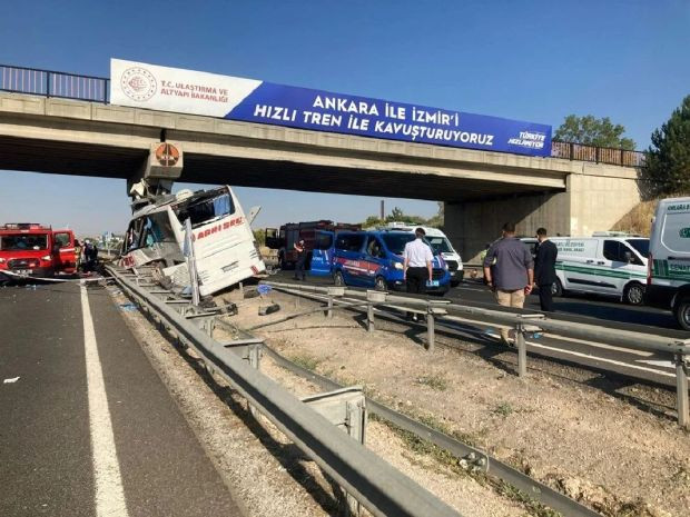 Yolcu otobüsü köprü ayağına saplandı: Çok sayıda ölü ve yaralı var - Resim : 1