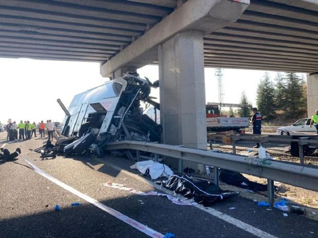 Yolcu otobüsü köprü ayağına saplandı: Çok sayıda ölü ve yaralı var - Resim : 3