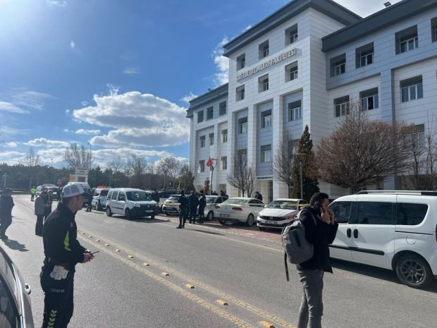 Selçuk Üniversitesi'nde silahlı saldırı! Bir öğrenci önce dekan yardımcısını sonra kendisini vurdu - Resim : 1