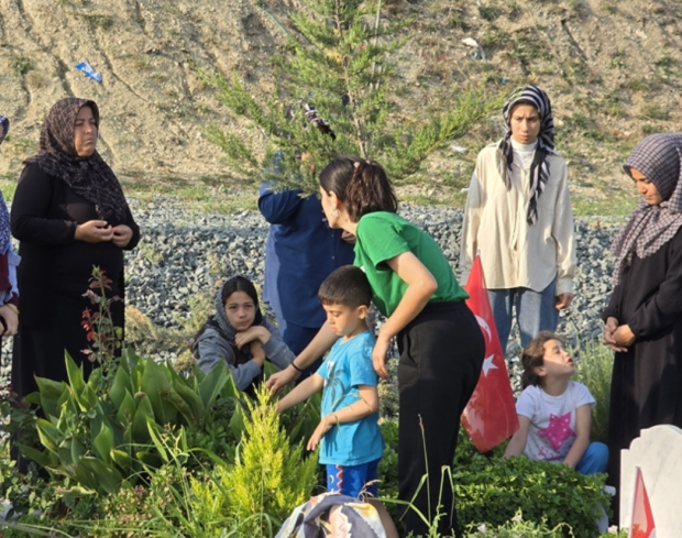 Hatay'da deprem şehitliğinde buruk bayram... 'Nasip olursa cennette buluşacağız' - Resim : 1