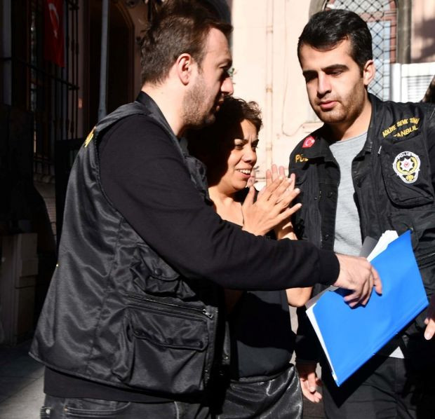 Karaköy'de başörtülü kıza saldıran kadının komşuları konuştu! - Resim : 2