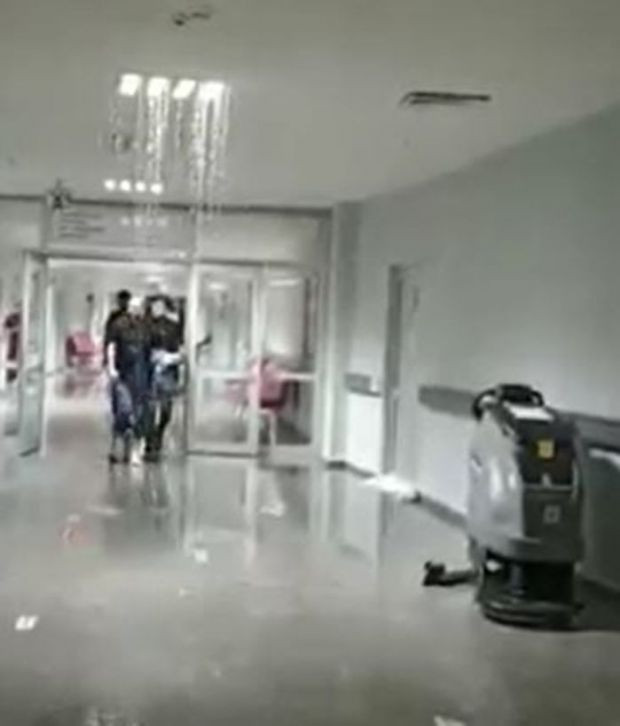 Gümüşhane'de hastaneyi tavandan akan su bastı - Resim : 1