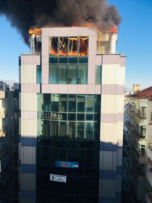 Antalya'da iş merkezinde yangın - Resim : 1