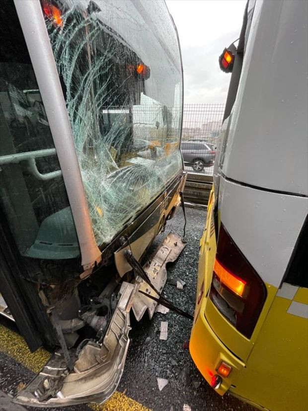 Metrobüs kazası: 1 kişi öldü, 40 yaralı var - Resim : 1