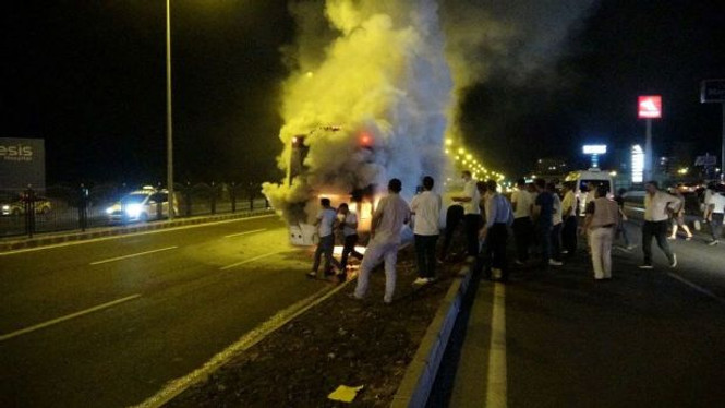 Seyir halindeki yolcu otobüsü alev alev yandı - Resim : 1