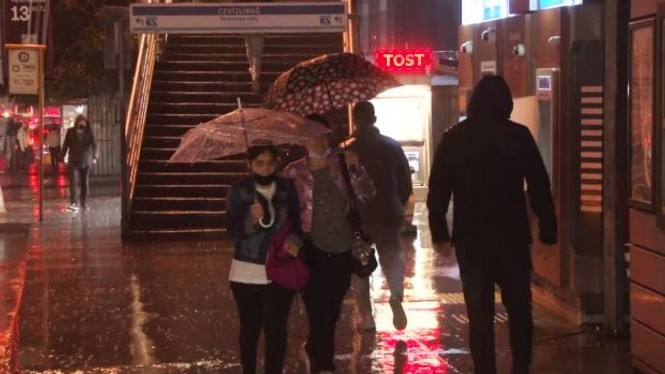 İstanbul’da sağanak yağış etkili oldu - Resim : 1