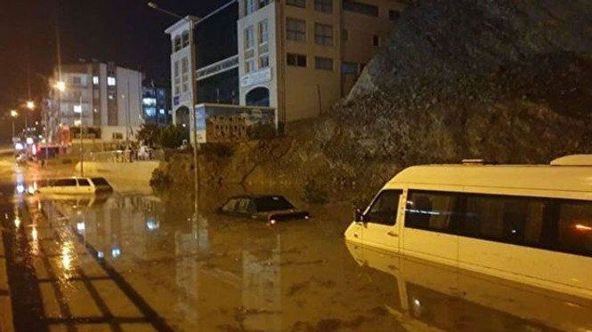 Aydın'da etkili olan sağanak nedeniyle ev ve iş yerlerini su bastı - Resim : 1